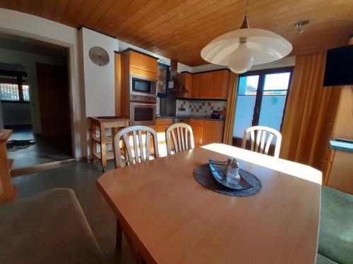 a kitchen and dining room with a wooden table and chairs at Ferienwohnung Kern in Finkenberg