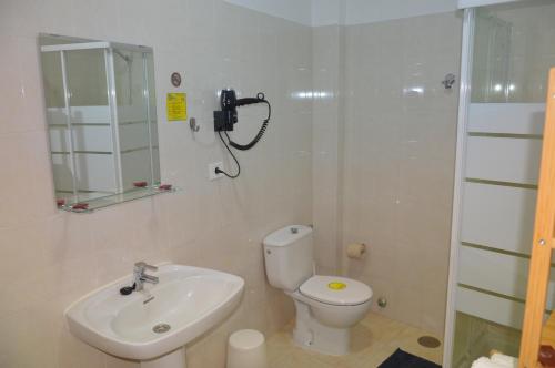 W łazience znajduje się toaleta, umywalka i prysznic. w obiekcie Sunset in the Atlantic Apartamentos Playa de Alojera w mieście Vallehermoso