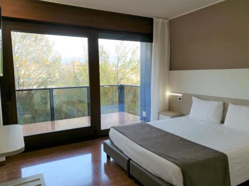 Un pat sau paturi într-o cameră la Residence all'Adige