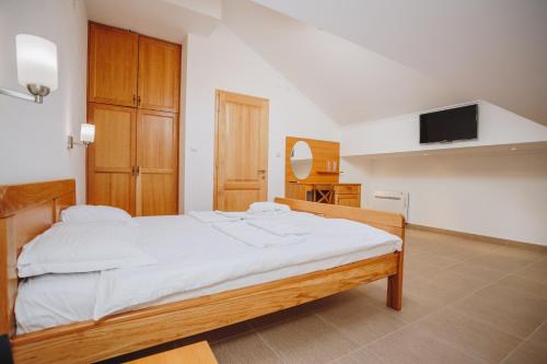 En eller flere senge i et værelse på Eco Winery Lipovac Apartments