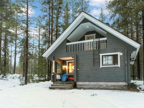 ユッラスヤルヴィにあるHoliday Home Kaltiotievantie 2 mökki 1 by Interhomeの雪の森の小屋