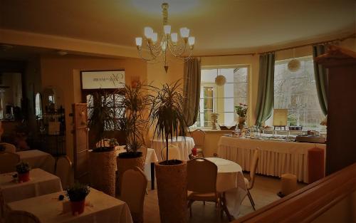 Ein Restaurant oder anderes Speiselokal in der Unterkunft Hotel Villa Hubertus Kutno 