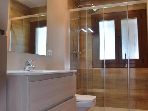 een badkamer met een douche, een wastafel en een toilet bij Villa santet in Calonge