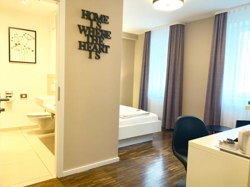 a room with a bathroom with a toilet and a sink at zeitwohnhaus SUITE-HOTEL & SERVICED APARTMENTS in Erlangen