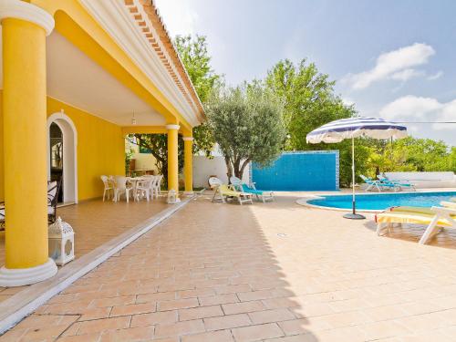 uma casa com uma piscina e um pátio em Villa Villa Monte da Torre by Interhome em Alfarrobeira