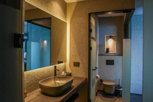 Ένα μπάνιο στο Surfer Caravan Gastro Pub Suites- Adults Only