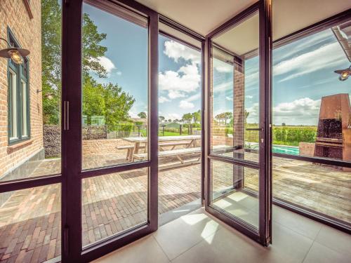 Habitación con puertas correderas de cristal que dan a un patio. en Villa Villa Sas by Interhome, en Oudenburg