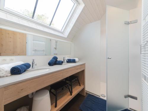 Un baño de Villa Villa Sas by Interhome