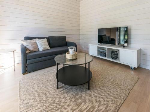 uma sala de estar com um sofá, uma mesa e uma televisão em Holiday Home Kasnäs marina c 19 by Interhome em Kasnäs