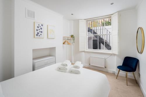 Lova arba lovos apgyvendinimo įstaigoje Chic and modern 2-bed flat with patio in Pimlico, Central London