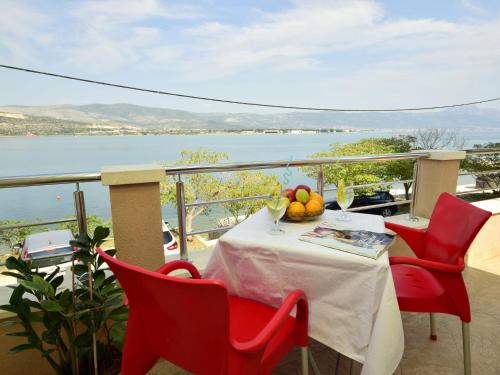 een tafel met fruit- en wijnglazen op een balkon bij Apartment Vinka-2 by Interhome in Trogir