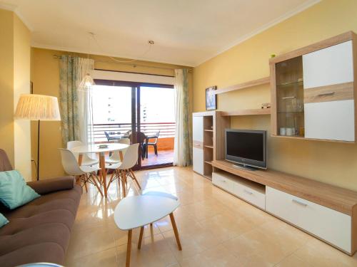 un soggiorno con divano e TV di Apartment Riviera-1 by Interhome a Calpe
