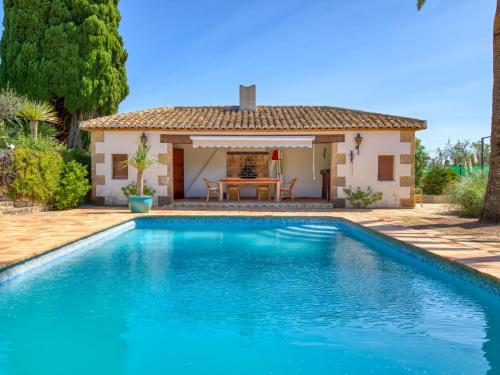 une villa avec une piscine en face d'une maison dans l'établissement Villa Finca Labranza by Interhome, à Jávea