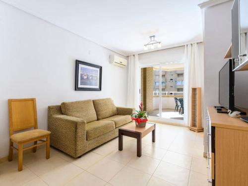 sala de estar con sofá y silla en Apartment Cala Blanca II - 1ª Linea Frontal-1 by Interhome, en Oropesa del Mar