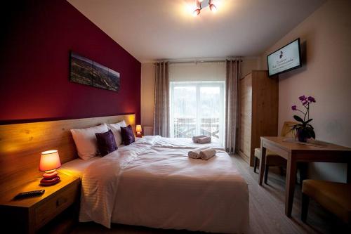 Posteľ alebo postele v izbe v ubytovaní Rezydencja Pod Ochorowiczówką B&B
