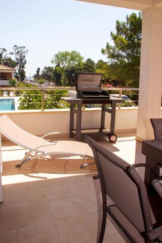 un ordinateur portable assis sur une table sur un balcon dans l'établissement Apartment A Suara Linda-2 by Interhome, à Ghisonaccia