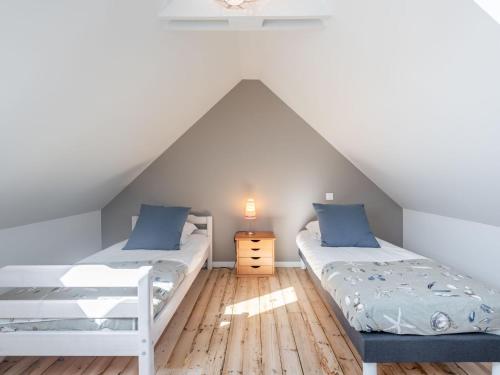 - deux lits dans une chambre mansardée avec un toit dans l'établissement Holiday Home Villa Ostréa by Interhome, à Carnac