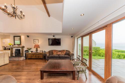 A television and/or entertainment centre at Ardkilly Ridge, Kinsale Town,Sleeps 8