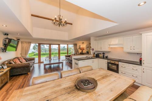 A kitchen or kitchenette at Ardkilly Ridge, Kinsale Town,Sleeps 8