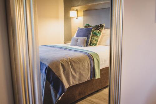 Una cama o camas en una habitación de Barr Na Sraide Inn