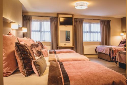 丁格爾的住宿－巴爾那斯萊德旅店，酒店客房带两张床和两个窗户