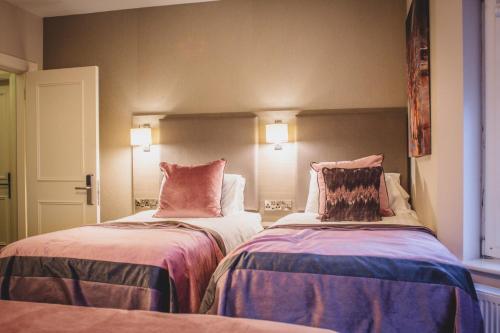 Una cama o camas en una habitación de Barr Na Sraide Inn