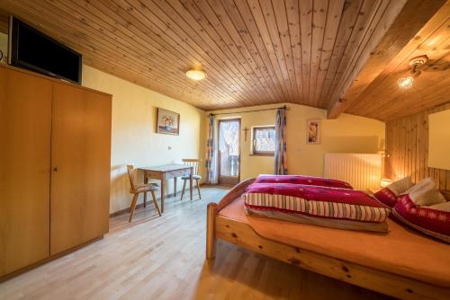 una camera con letto e soffitto in legno di Untervernatsch Fewo Enzian a Senales