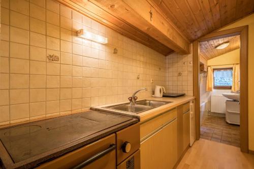 een kleine keuken met een wastafel en een toilet bij Untervernatsch Fewo Enzian in Senales