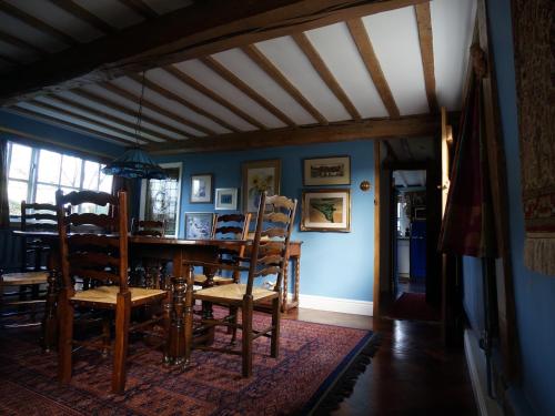 een eetkamer met een tafel en stoelen bij Chequer Cottage in Horseheath