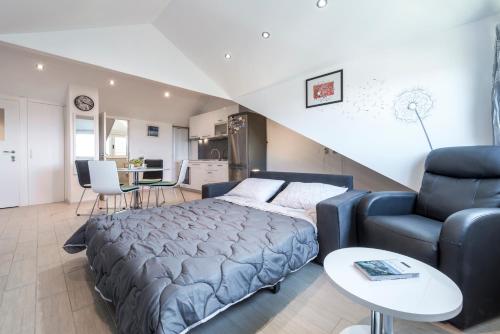 1 dormitorio con cama, sofá y mesa en Apartment Monta, en Dubrovnik
