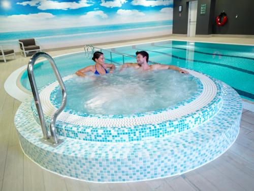 dois homens numa banheira de hidromassagem numa piscina em Crowne Plaza Nottingham, an IHG Hotel em Nottingham