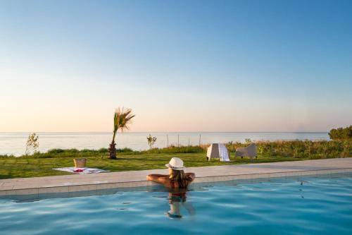 Beachfront Nymphes Aigli, Brand New Villa with Pool, Children Area & BBQ