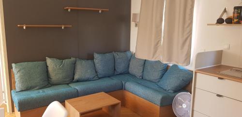 um sofá azul sentado numa sala de estar em Les rives de Condrieu em Condrieu