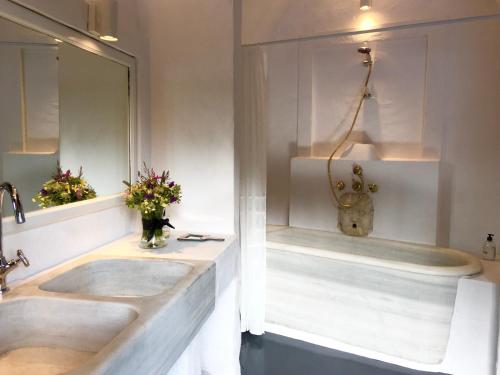 a bathroom with two sinks and a bath tub at El Molino Estepona in Estepona
