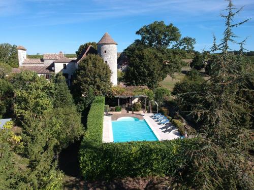 - une vue aérienne sur une maison avec une piscine et une tour dans l'établissement Chateau de Sadillac, à Sadillac