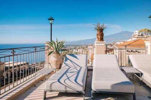 balkon z krzesłami i widokiem na ocean w obiekcie Casa Turchetti w Taominie