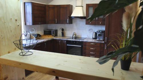 una cucina con armadi in legno e piano di lavoro in legno di Zakątek nad Wiarem a Wojtkowa