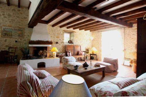 uma sala de estar com dois sofás e uma lareira em La Ferme Dagué em Lasseube