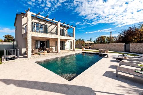 Villa Art Renata with Pool & Sauna
