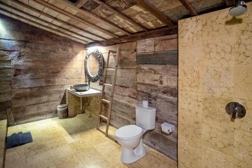 a bathroom with a toilet and a sink at PNB Bali Villas in Canggu