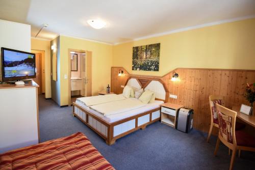 Кровать или кровати в номере Hotel Garni Erlbacher