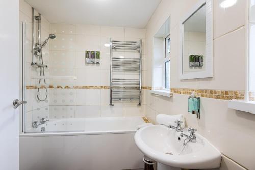 Koupelna v ubytování Singleton House Parking & Garden-TV in Every Room!