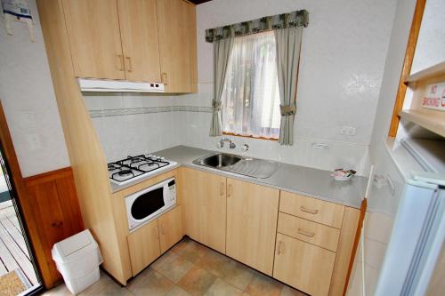 Kuchyň nebo kuchyňský kout v ubytování Wangaratta Caravan Park