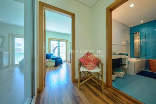コスタ・ノヴァにあるCasa da Praia Costa Novaのバスルーム(鏡、椅子付)が備わる客室です。