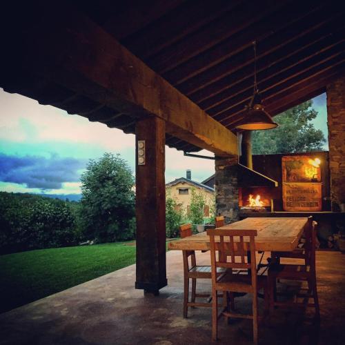 une table et des chaises en bois sur une terrasse dans l'établissement Casa de campo en Nahuja, à Nahuja