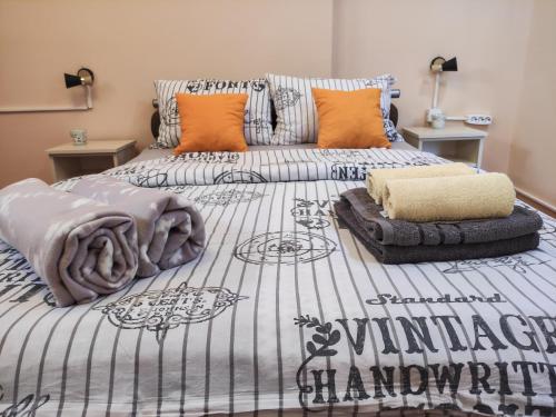 um quarto com uma cama com lençóis laranja e branco em S. A. L. Prenociste em Zrenjanin