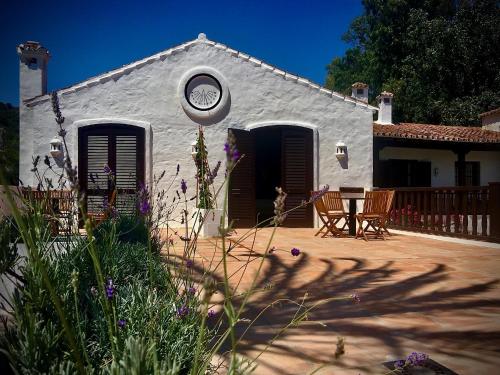 un bâtiment blanc avec une horloge à l'avant dans l'établissement El Molino Estepona, à Estepona