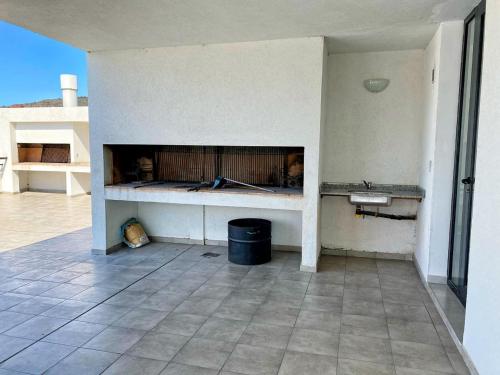 une pièce vide avec une cheminée dans un bâtiment dans l'établissement PASEO QUATTRO, à Villa Carlos Paz