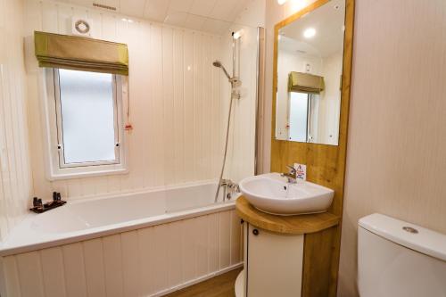 Ένα μπάνιο στο 2 bedroom Lodge at Pevensey Bay