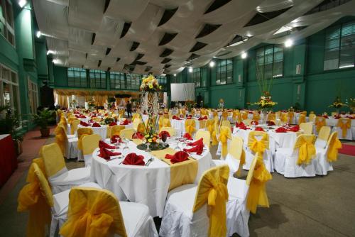 Ein Restaurant oder anderes Speiselokal in der Unterkunft Crown Regency Suites Mactan 